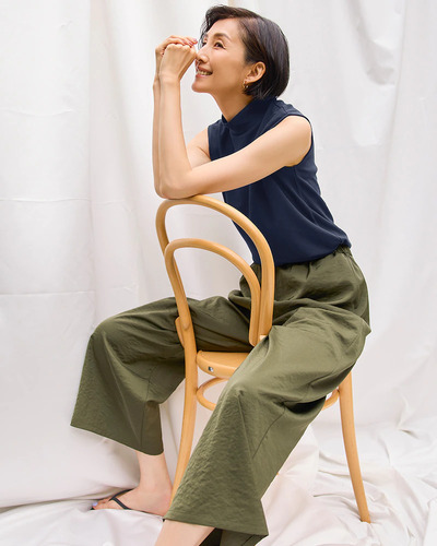 カーキのパンツとネイビーのトップスのコーデ