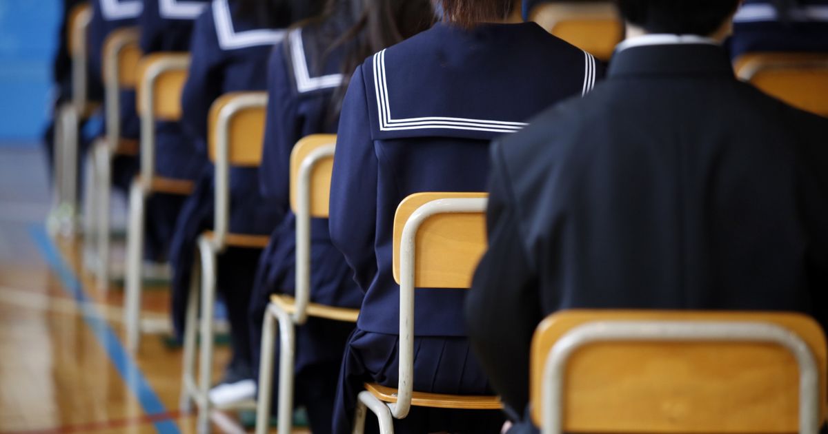 コートを着たままはマナー違反?会場では脱ぐのが基本