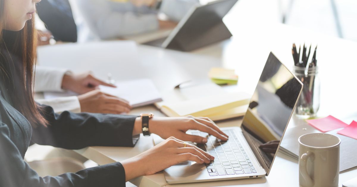 職場で注意されるリブニットのNG条件4選